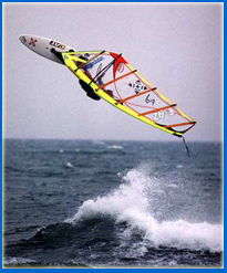 Salto sobre una ola haciendo Windsurfing